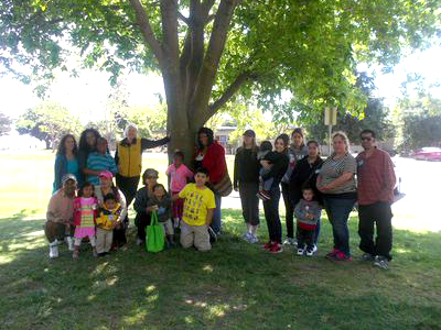 La Dra. Nooshin Razini y pacientes del UCSF Benioff Children’s Hospital Oakland en el Parque Regional Crab Cove en Alameda.